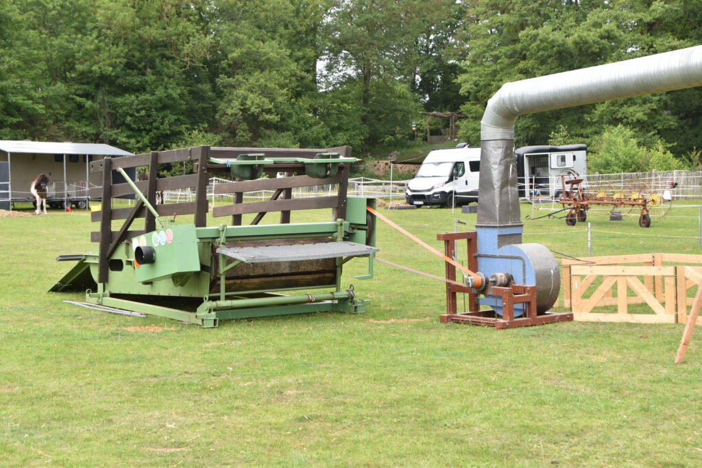 Die mobile Zwei-Pferde-Tretmühle der IGA mit angeschlossenem Heugebläse auf der Vechtewiese im Tierpark Nordhorn