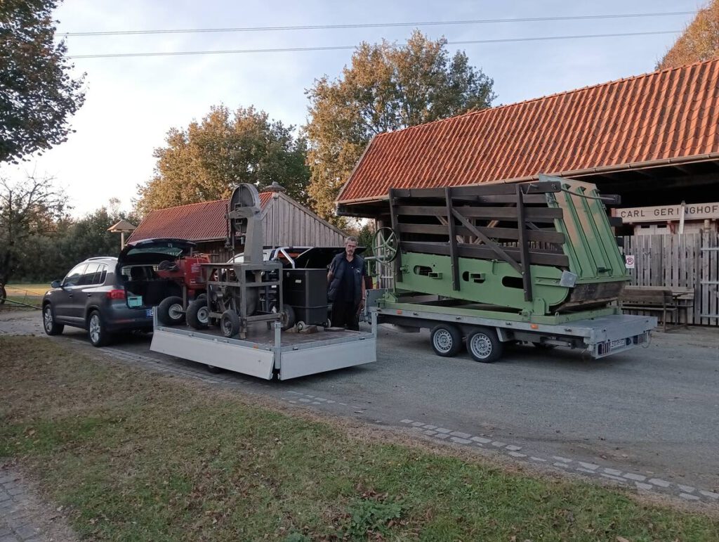 Die verladene Tretmühle und ein zweiter Anhänger mit Zubehör vor dem Museumsbauernhaus Neemann in Westoverledingen